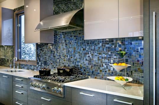 Gorgeous blue kitchen back splash.